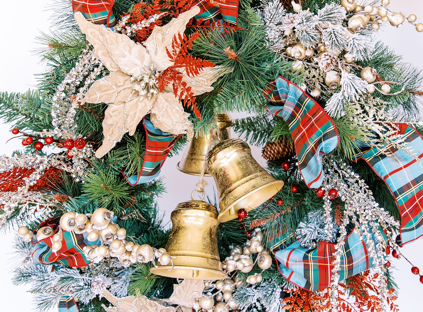 　Decorated Christmas Wreath Christmas Wreath – buy online or call 01342 300 500